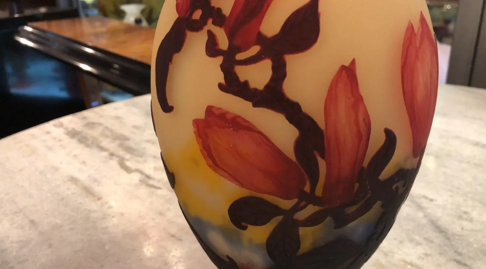 Vetro antico firmato Muller Freres con design floreale