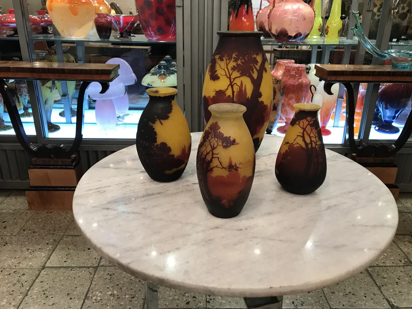 Conjunto de jarrones antiguos con detalles artísticos, algunos decorados y otros coloridos de Muller Fres.