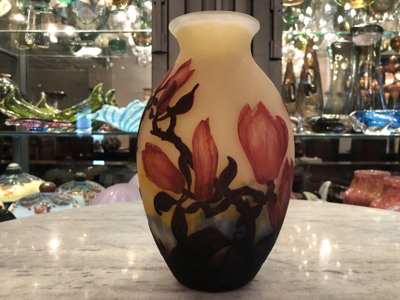 Vaso colorido assinado Muller Freres sobre a mesa