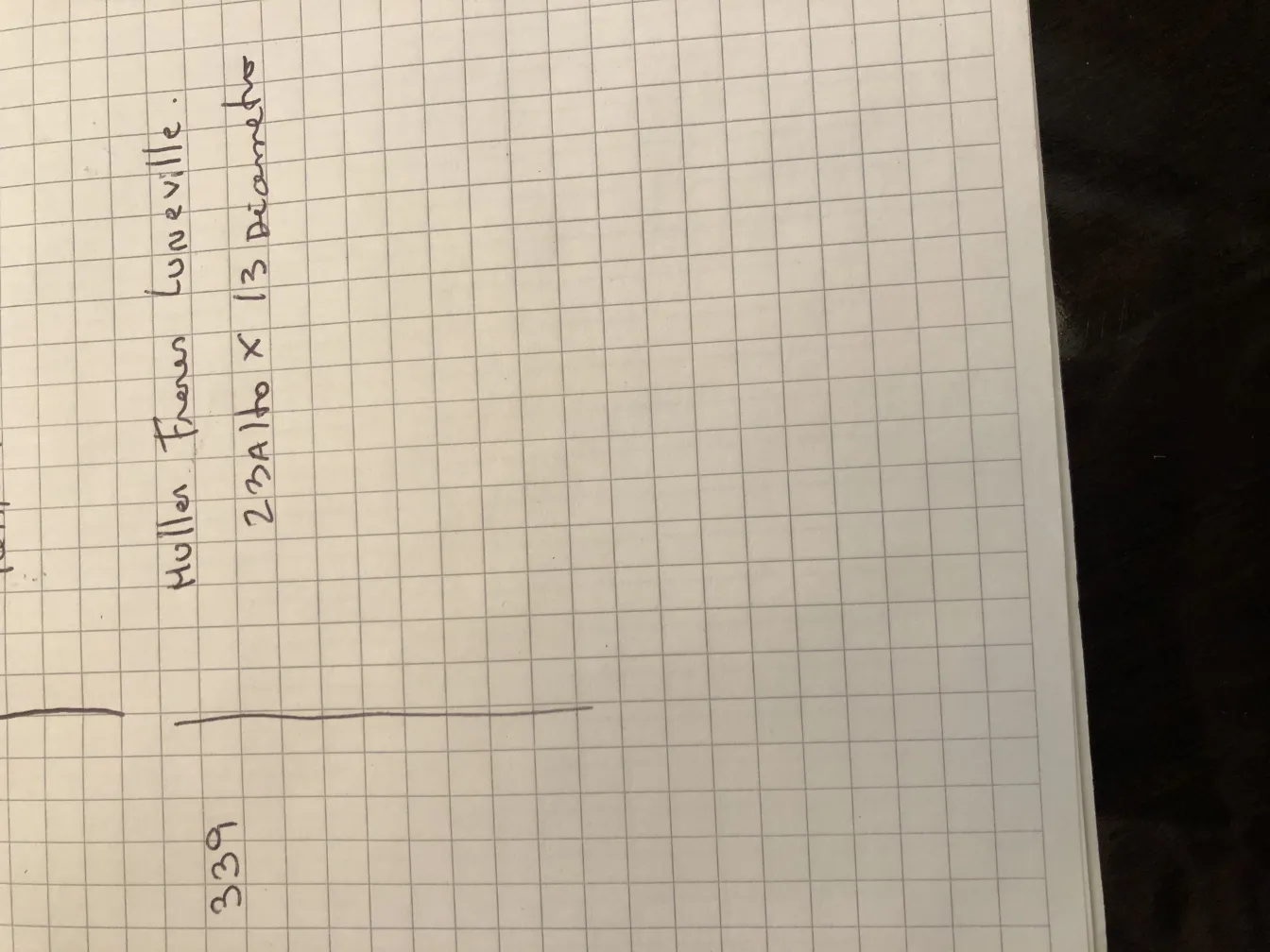 Vetro firmato da Muller Fres con dettagli raffinati in un contesto antico.