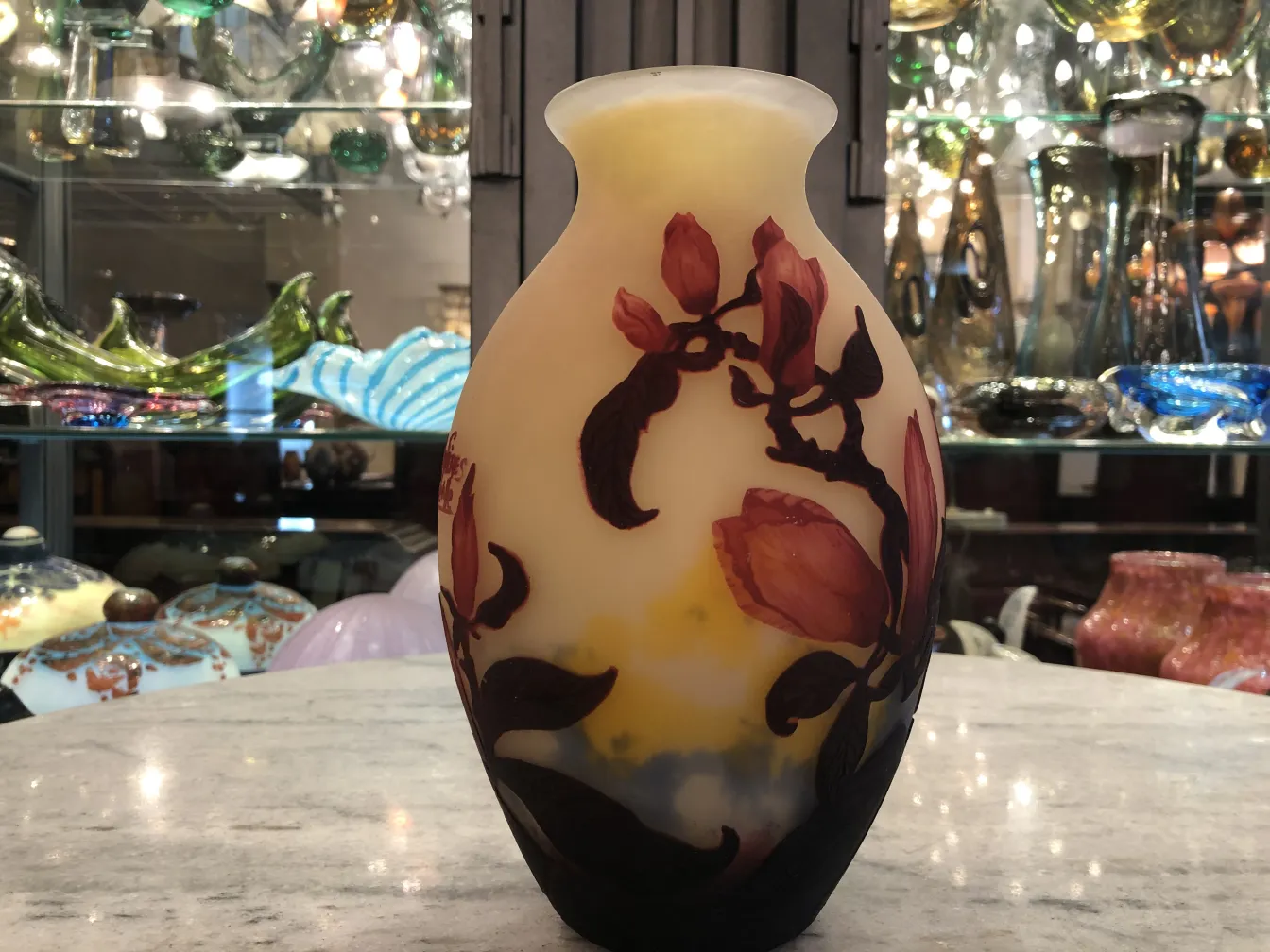 jarrón antiguo con flores y colores suaves, firmado muller freres