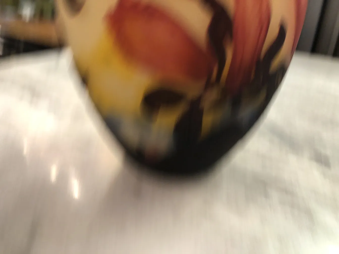 Verre ancien signé Muller Fres avec un design floral.