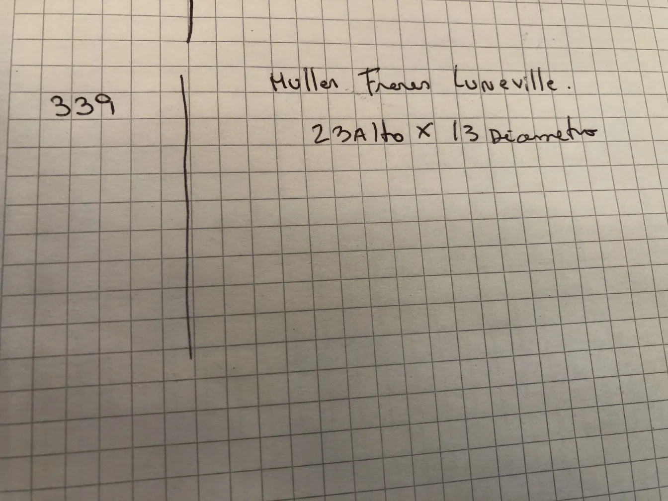 Vidro assinado muller fres com detalhes visuais.