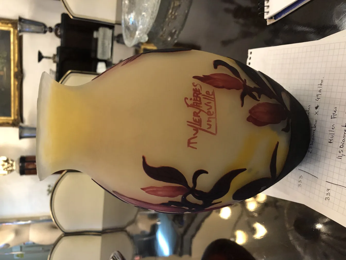 Vasos de vidro antigos assinados, decorados com motivos naturais