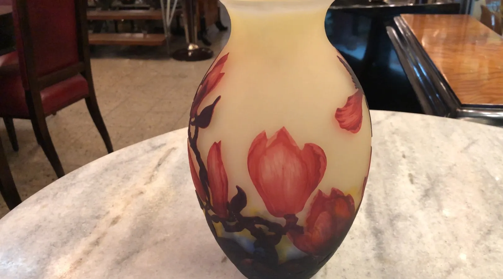Verre antique signé par Muller Freres avec des fleurs rouges