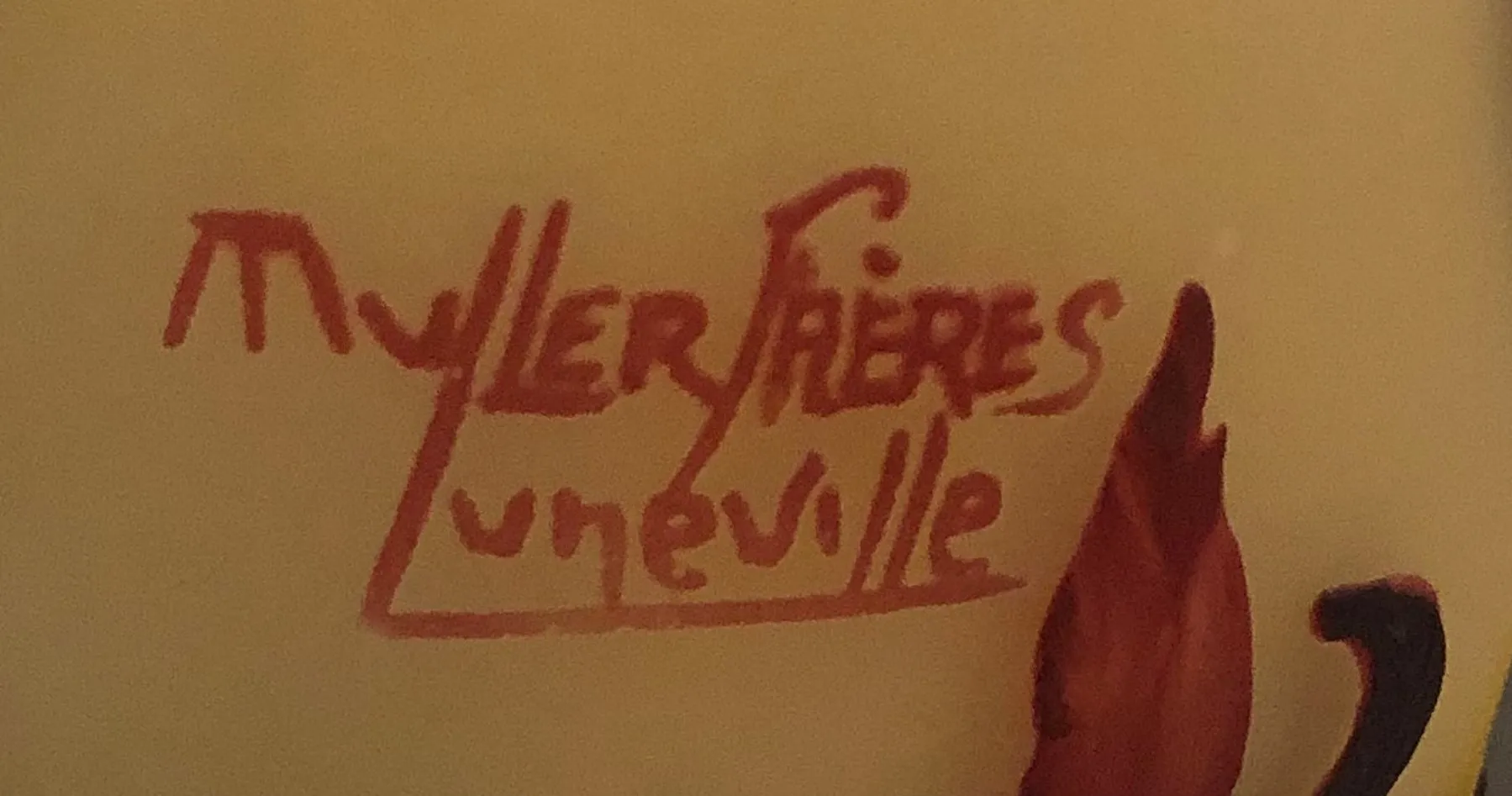 Verre ancien avec signature de Muller Fres, décoratif et élégant.