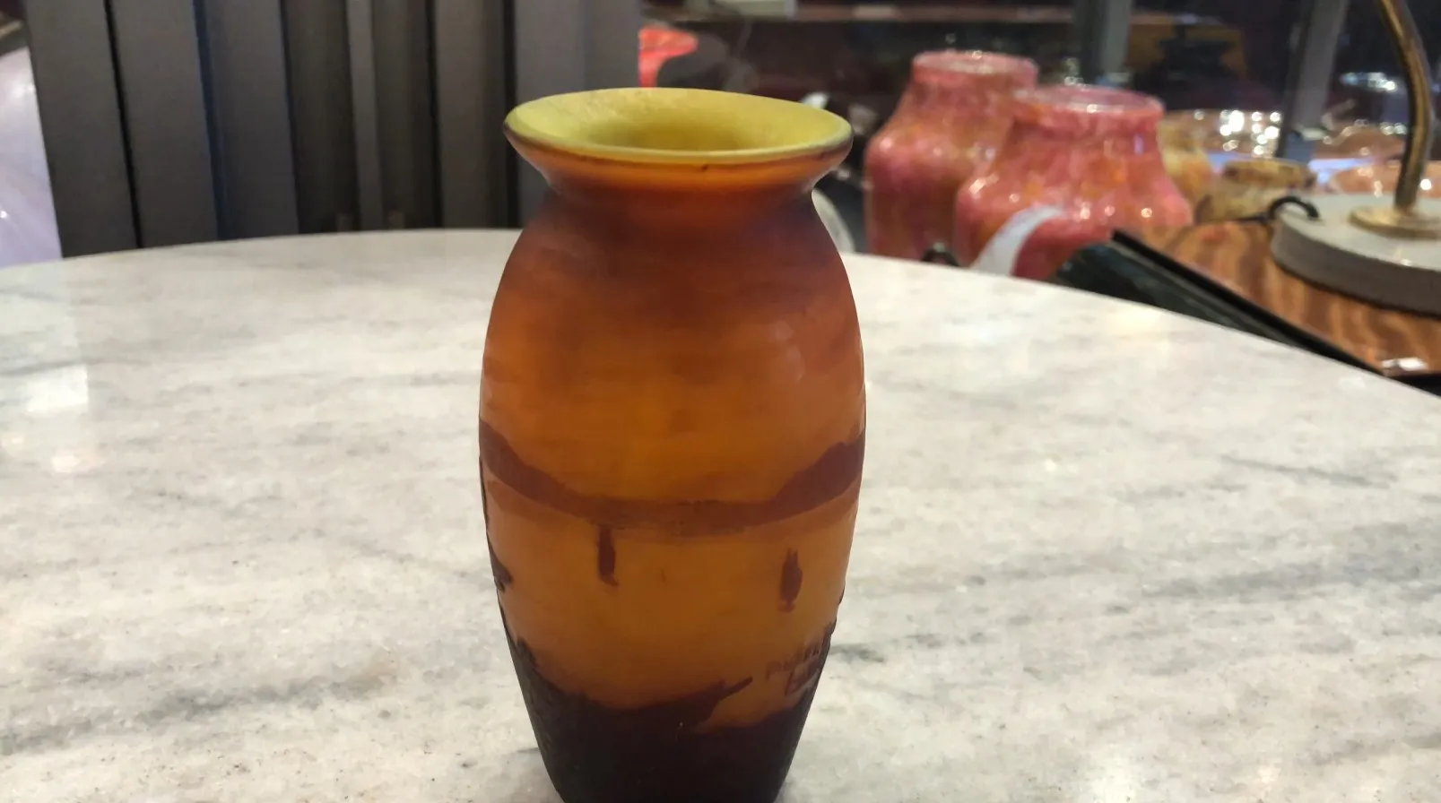 vaso âmbar e amarelo com contornos mais escuros