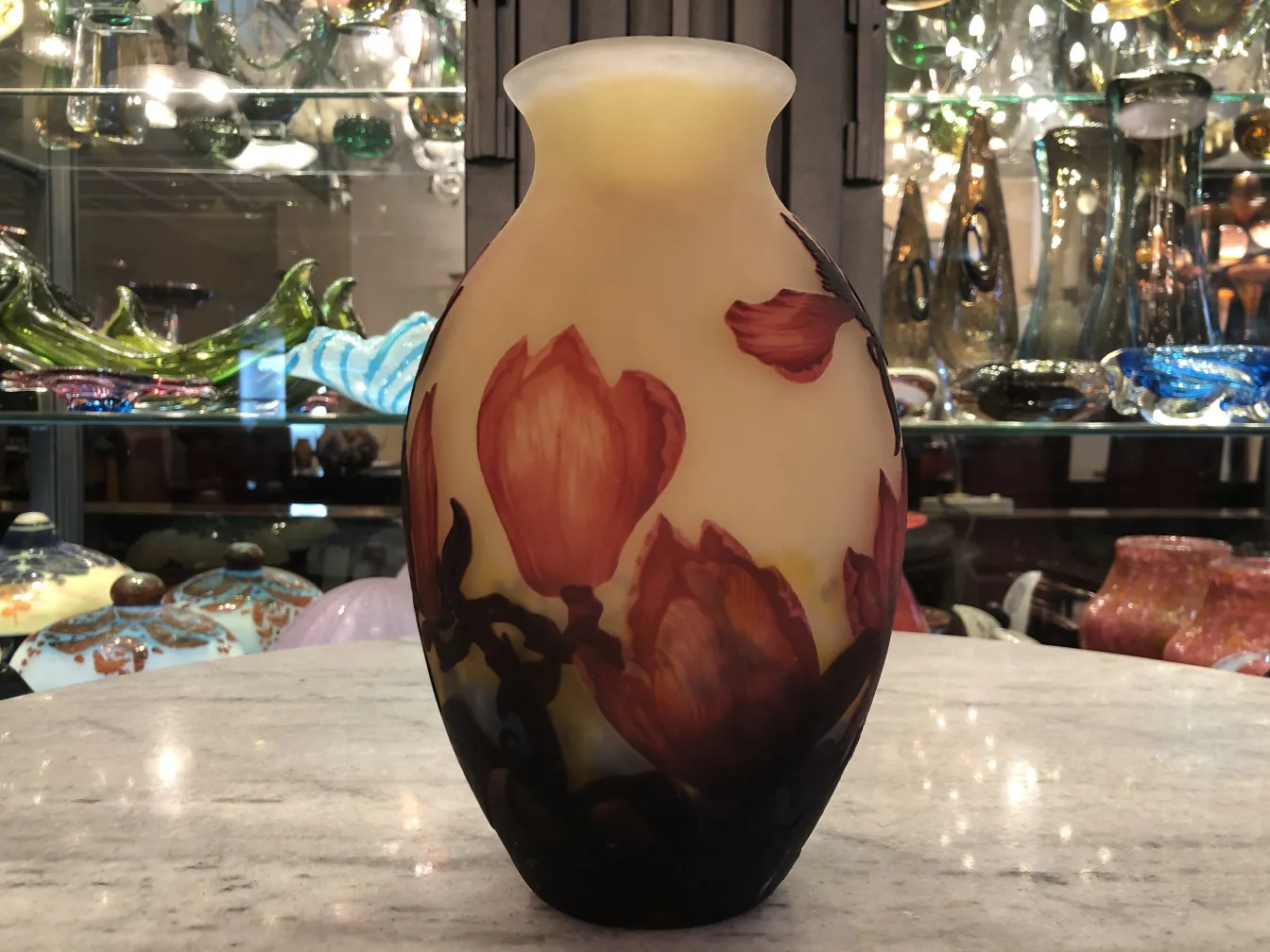 Vase ancien avec des fleurs rouges signé Muller Fres, fond varié