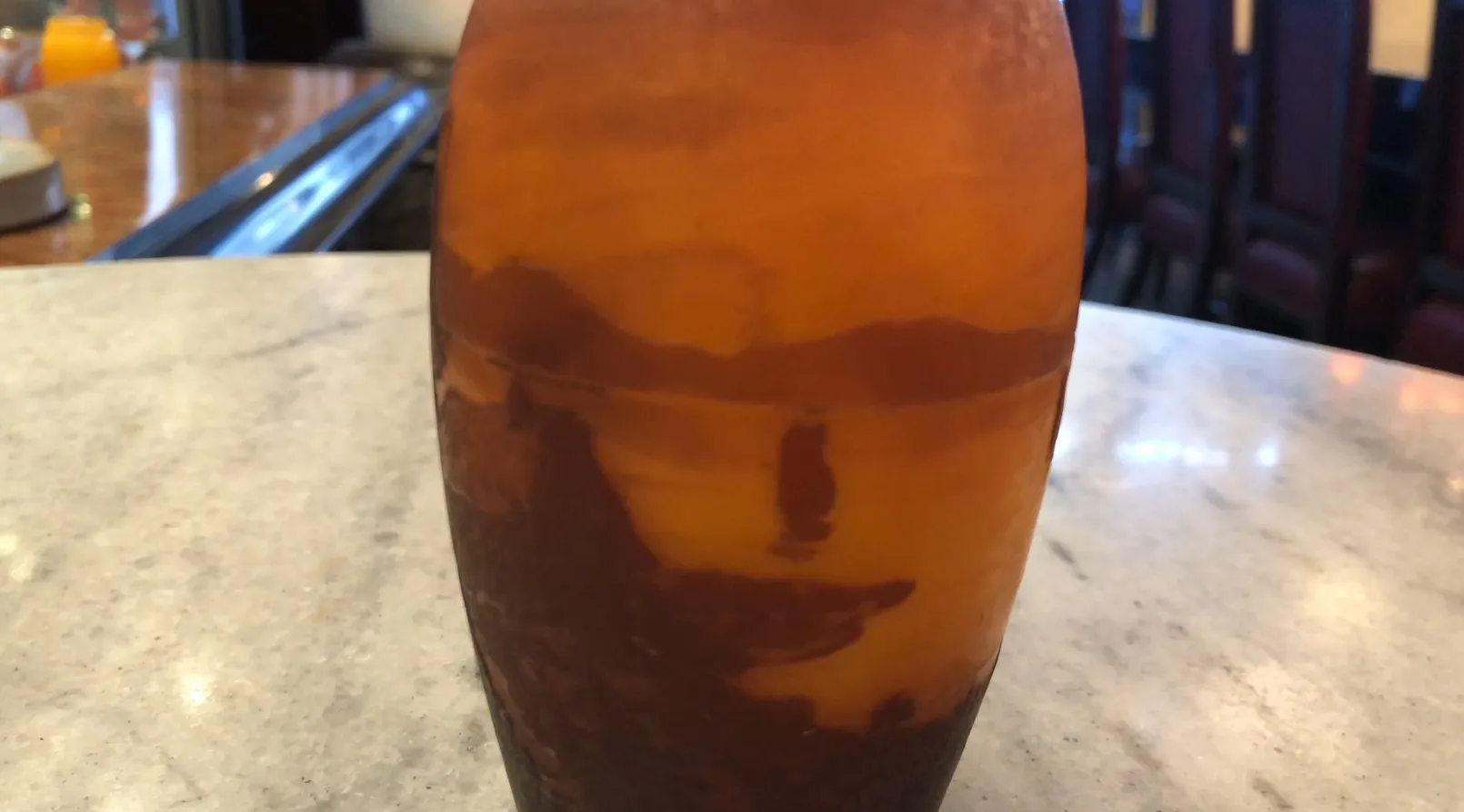 비주얼 디테일이 있는 고전 서명 유리잔