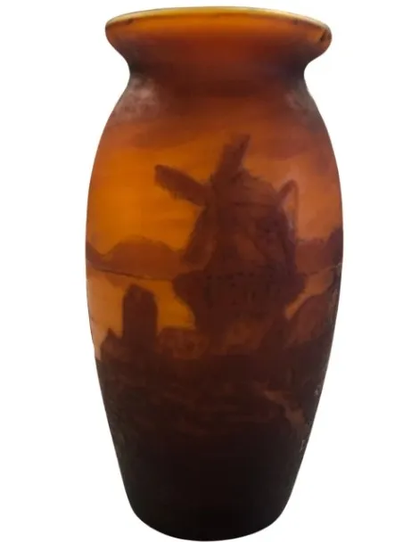 Vaso de vidro assinado Muller Fres apresentando uma paisagem