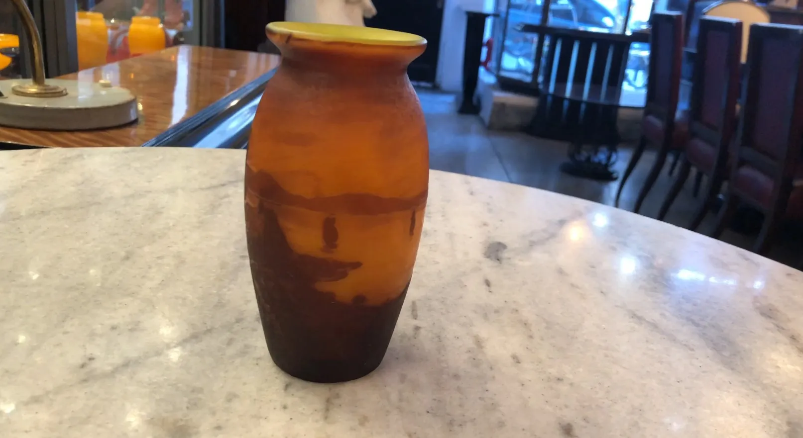 vetro antico con firma di muller fres in un ambiente elegante