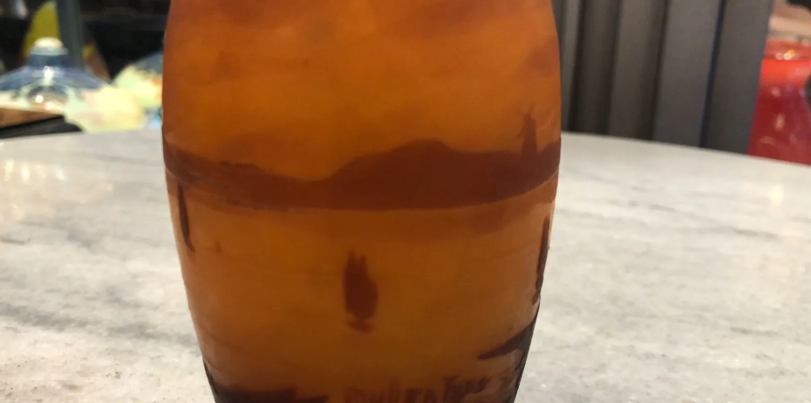 マラー・フレスによるサイン入りグラス、アンバー色とクラシックデザイン、居心地の良い環境にあるエレガントなアンティーク。