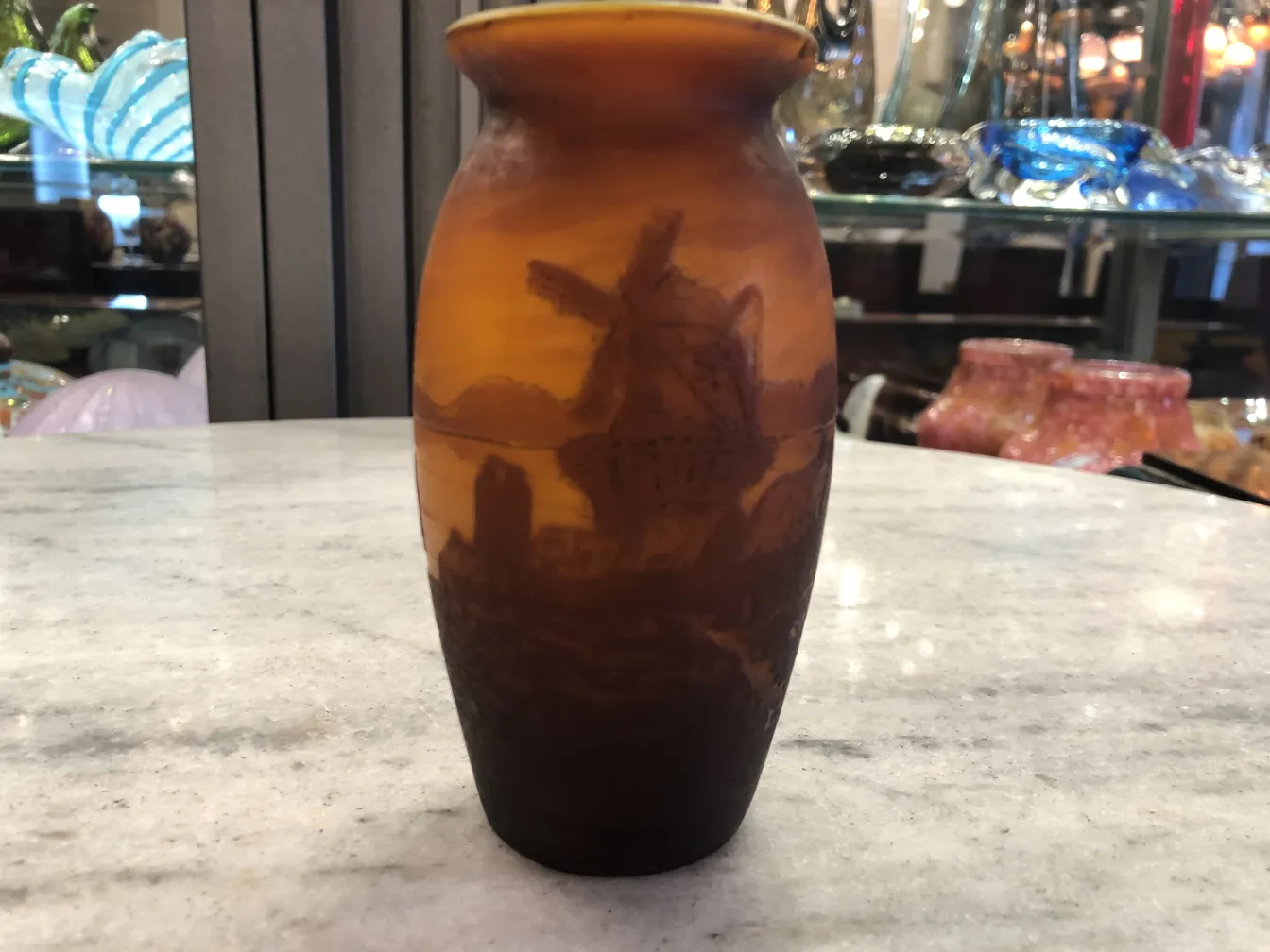 Vaso antigo com cena de moinho, assinado por Muller Fres.