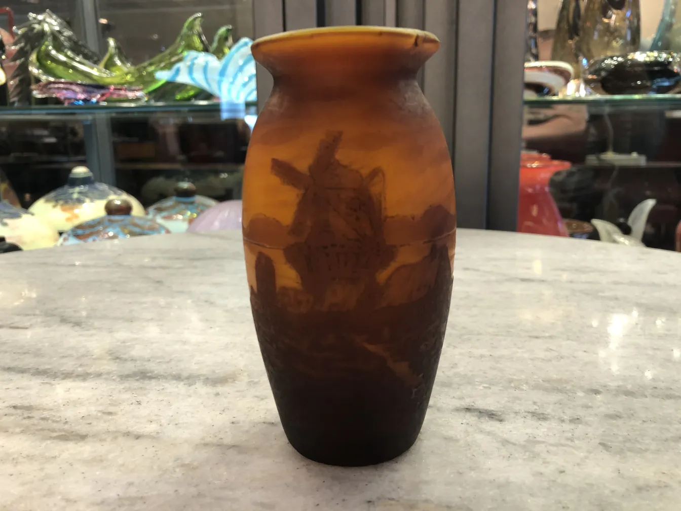 Antike Vase mit künstlerischem Design und Muller Fres Unterschrift
