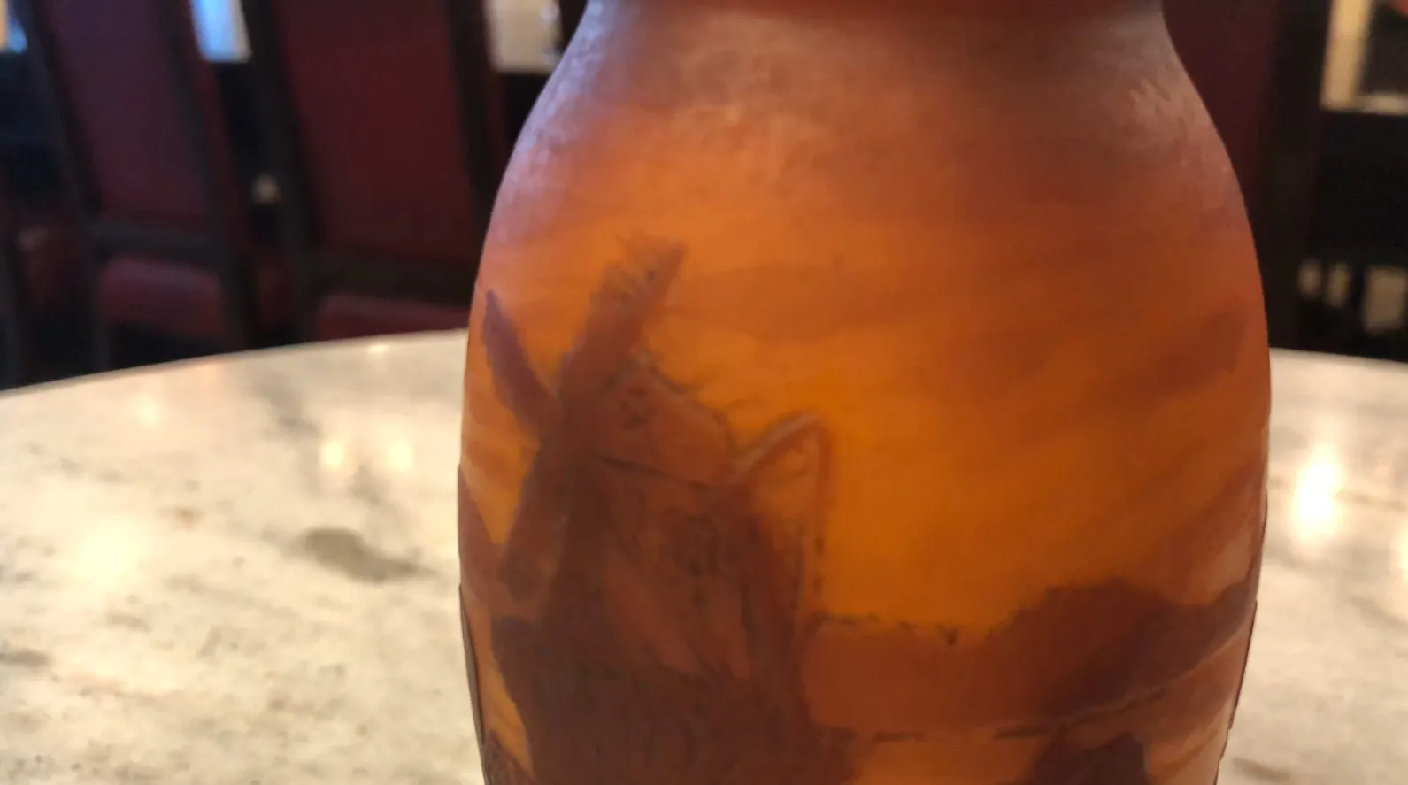 vetro firmato Muller Fres con design intricato, antico.