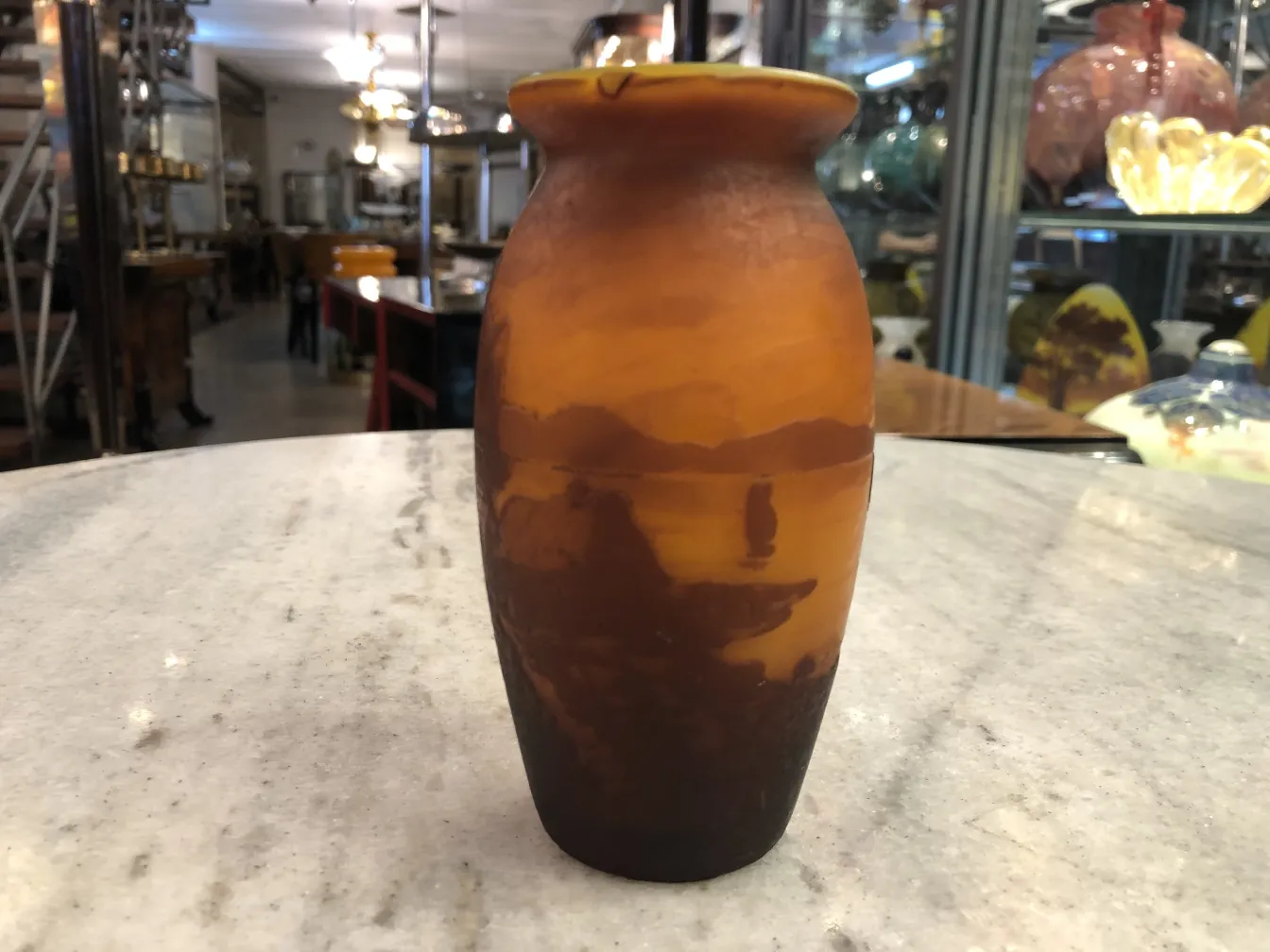 Vetro antico firmato Muller Fres con finitura distintiva in un ambiente classico.