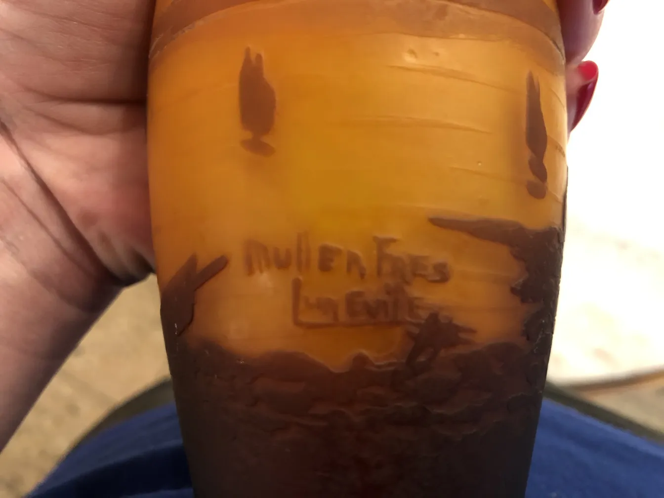 Подписанное стекло Muller Freres с характерными деталями, антиквариат.