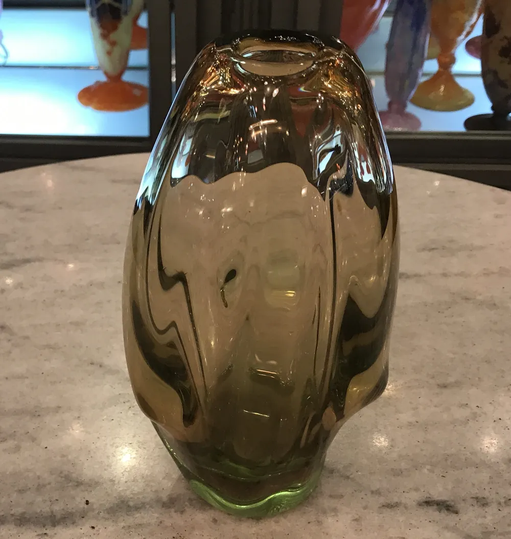 vaso antico di murano con forma curva e base verde