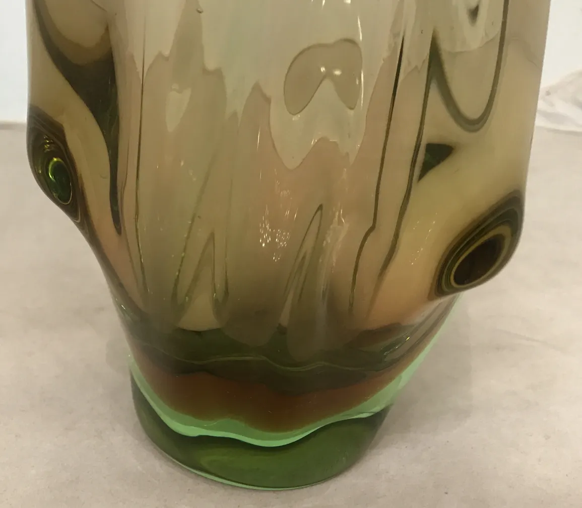 Vase antique Murano avec des formes douces et des couleurs subtiles, placé sur une surface claire