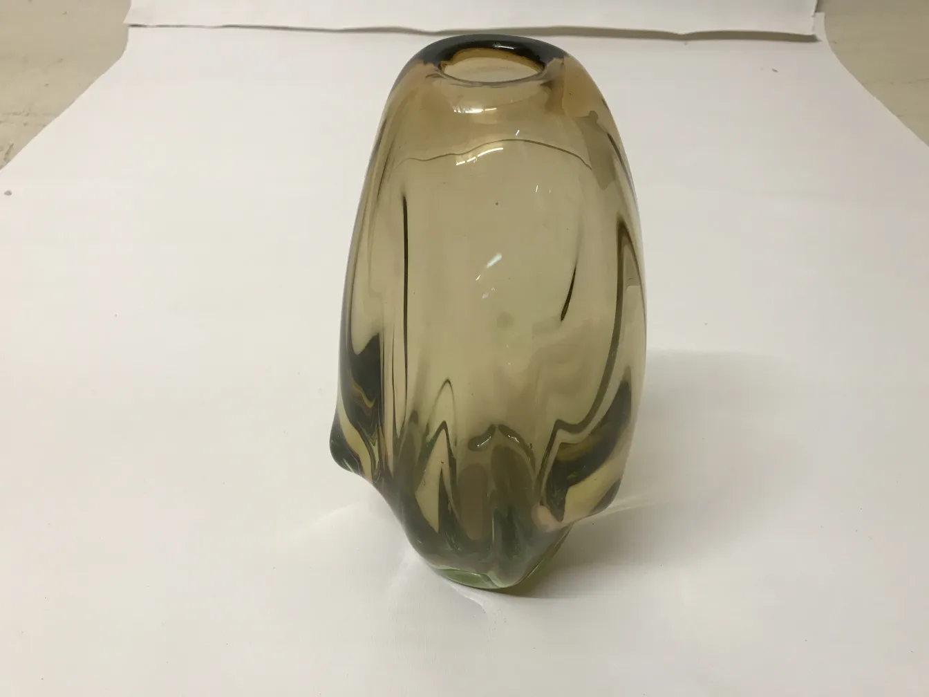 vaso di murano antico con forma elegante e morbida