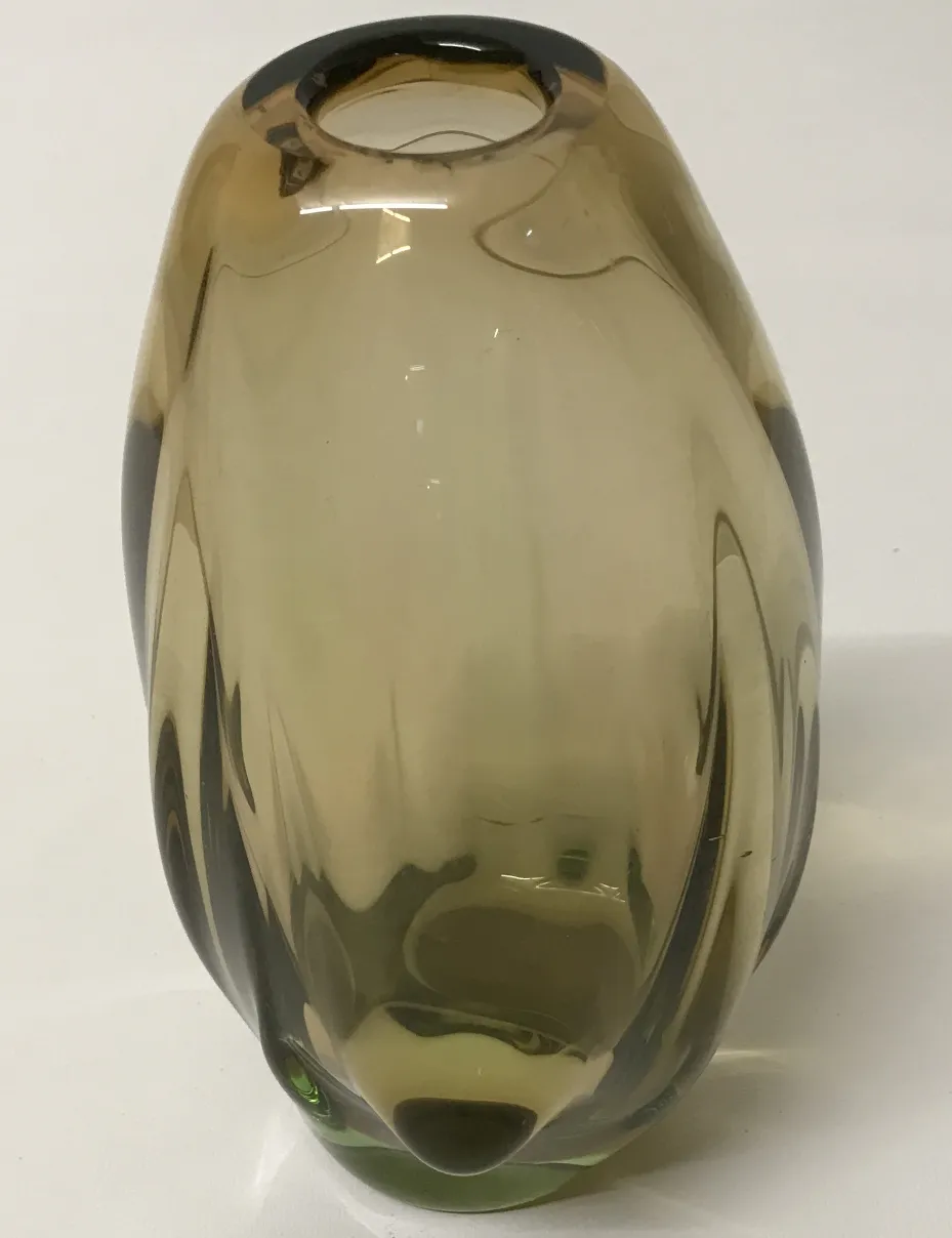 florero de Murano antiguo con forma estilizada y suave