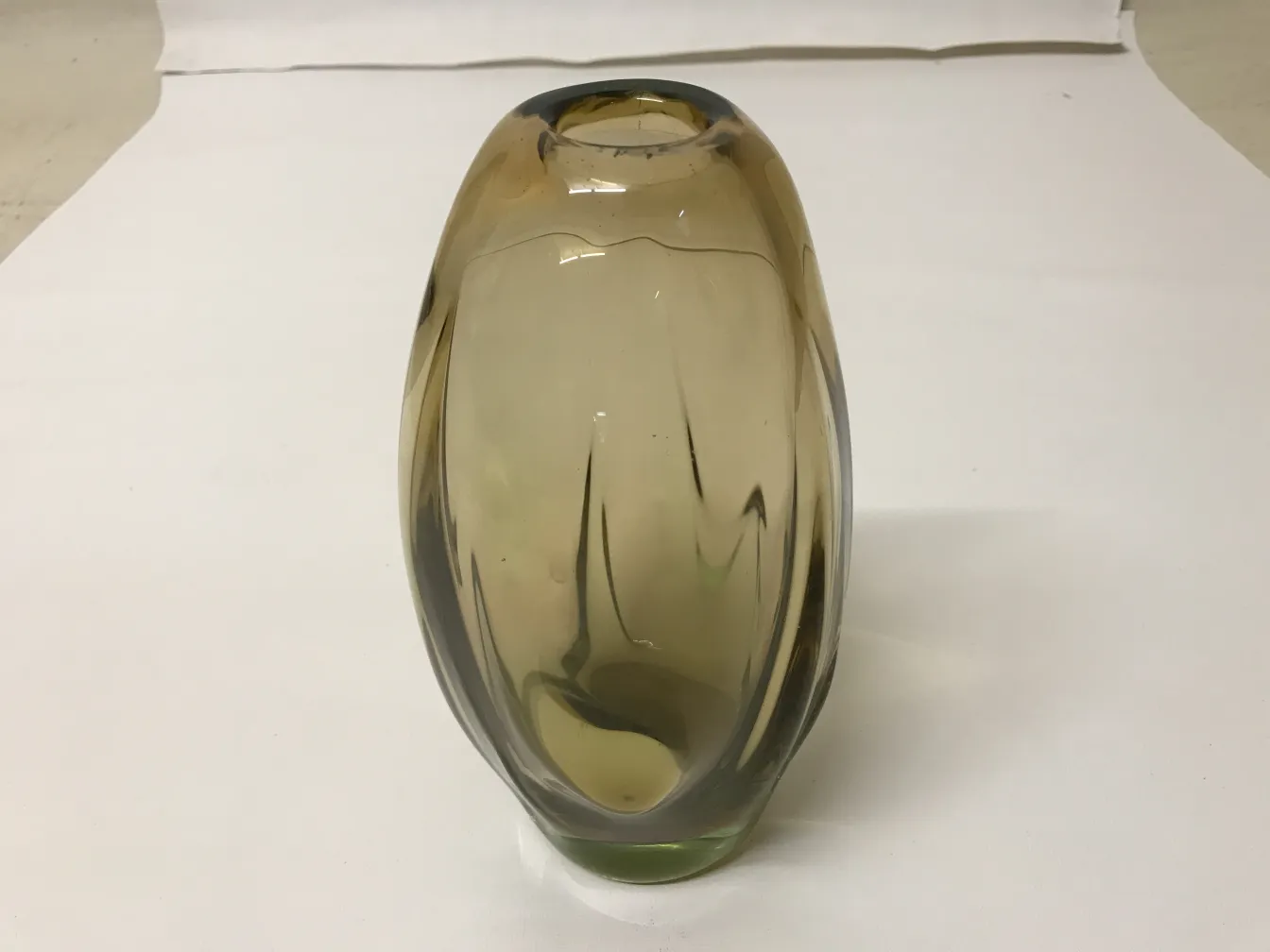 vaso antigo de murano na cor âmbar, design elegante