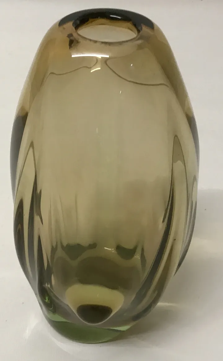 vaso de murano com design elegante e curvado em tons escuros