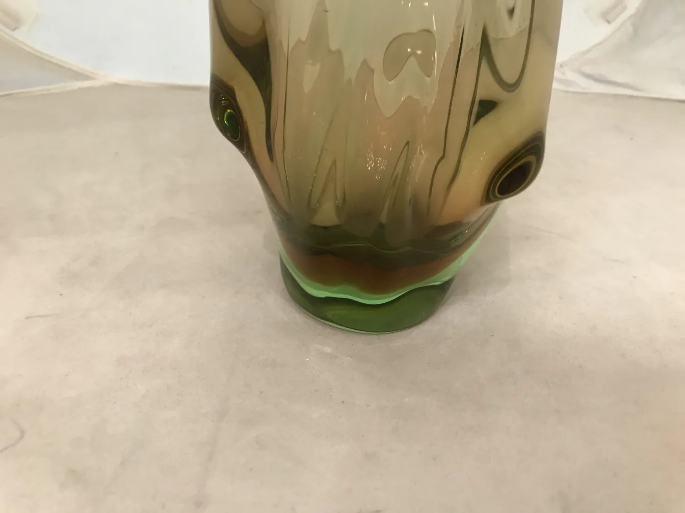antik dekorativer Murano-Glas mit elegantem buntem Design, auf neutralem Hintergrund