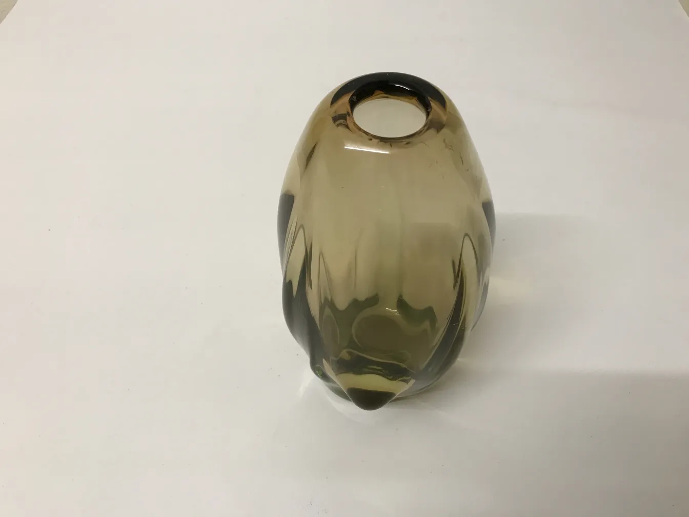 古董穆拉诺花瓶，优雅设计，柔和烟雾色，简约背景