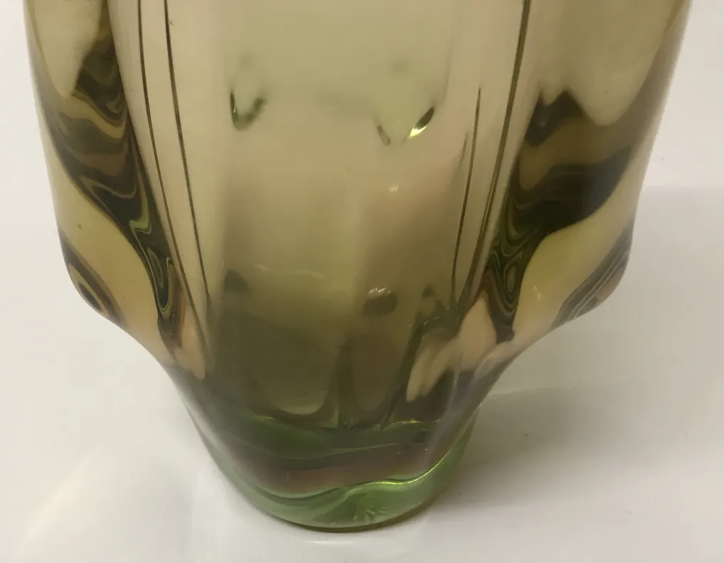 vase murano avec tons verts et dorés, style élégant, décoration classique