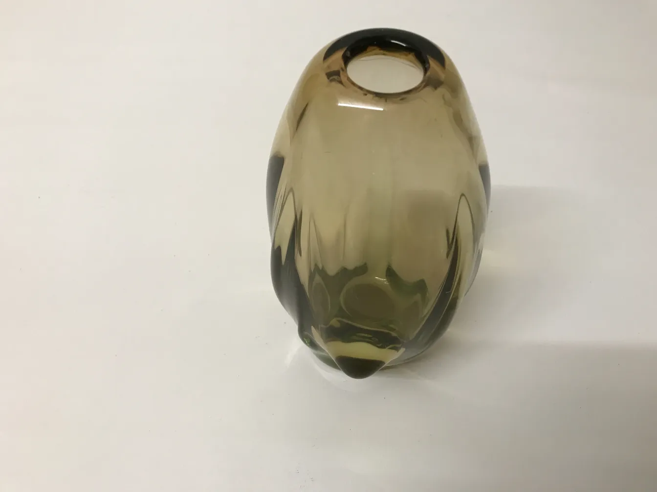 vaso di murano in tonalità ambra, elegante e antico, su sfondo neutro