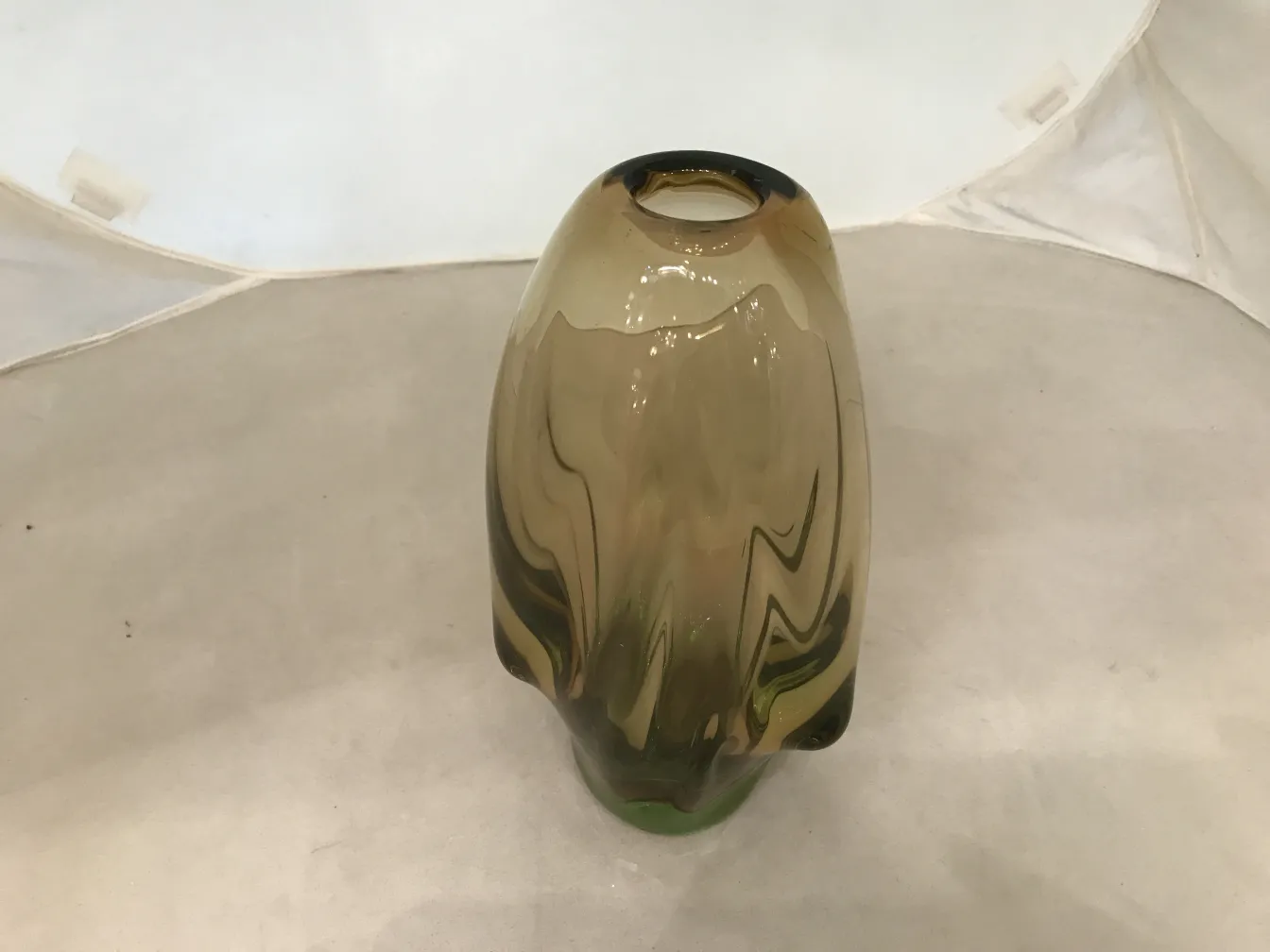 antiker murano-glas mit sanften farbtönen und eleganten formen auf einem neutralen hintergrund