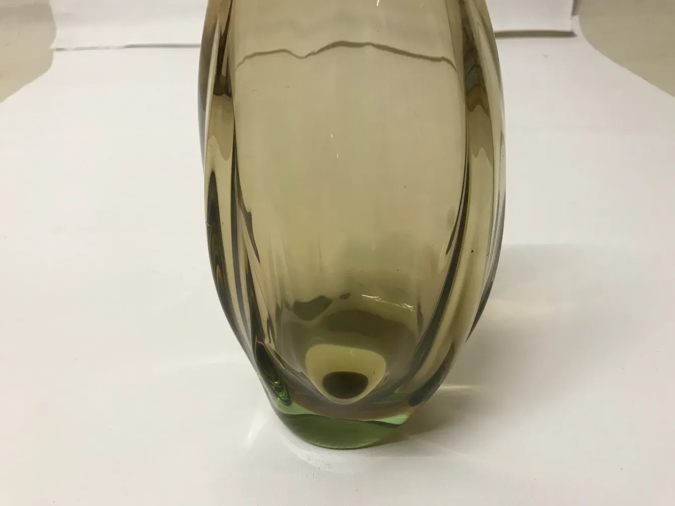 vase murano de forme élégante avec couleur douce sur fond neutre