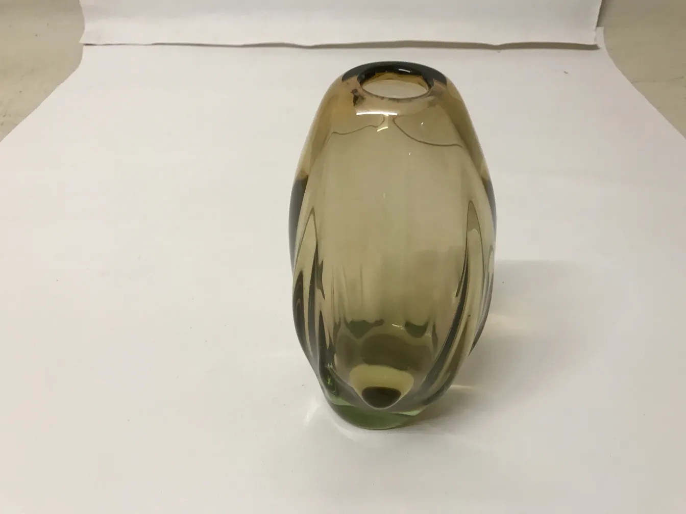 vase di murano antico in tonalità morbide e forma elegante, decora uno sfondo neutro