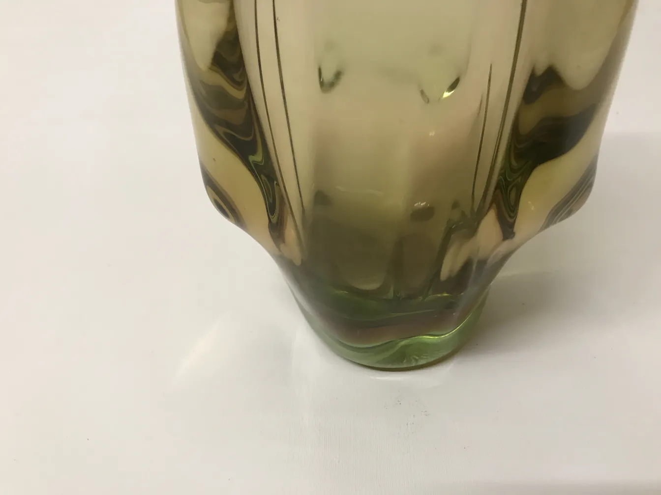 古老的穆拉诺花瓶，优雅的形状，绿色和金色调，完美的装饰。