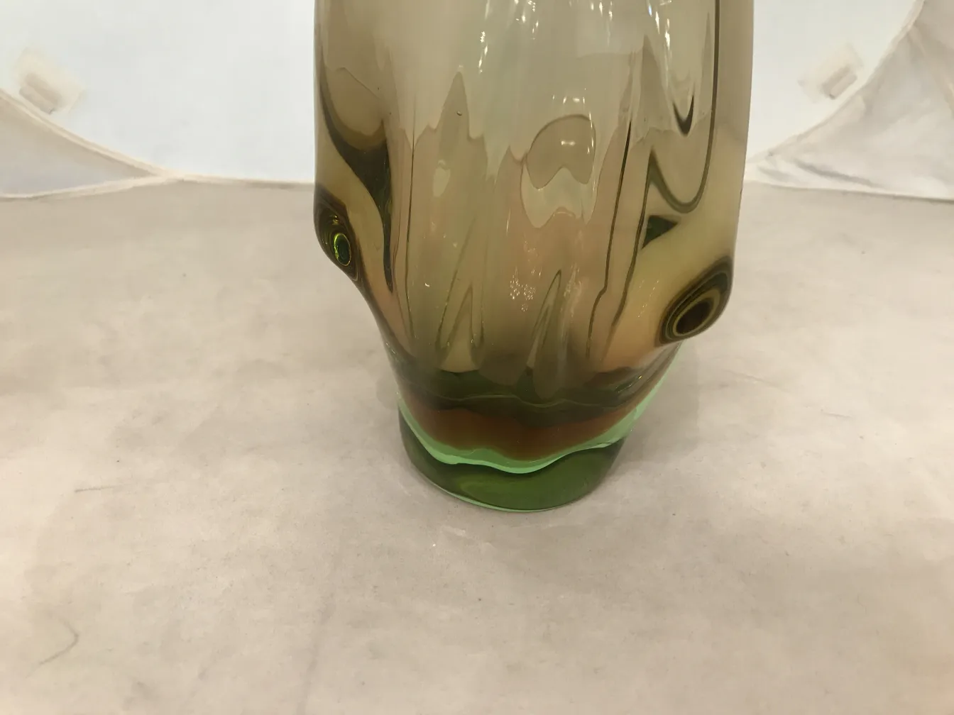 florero de murano antiguo de elegantes formas con detalles decorativos