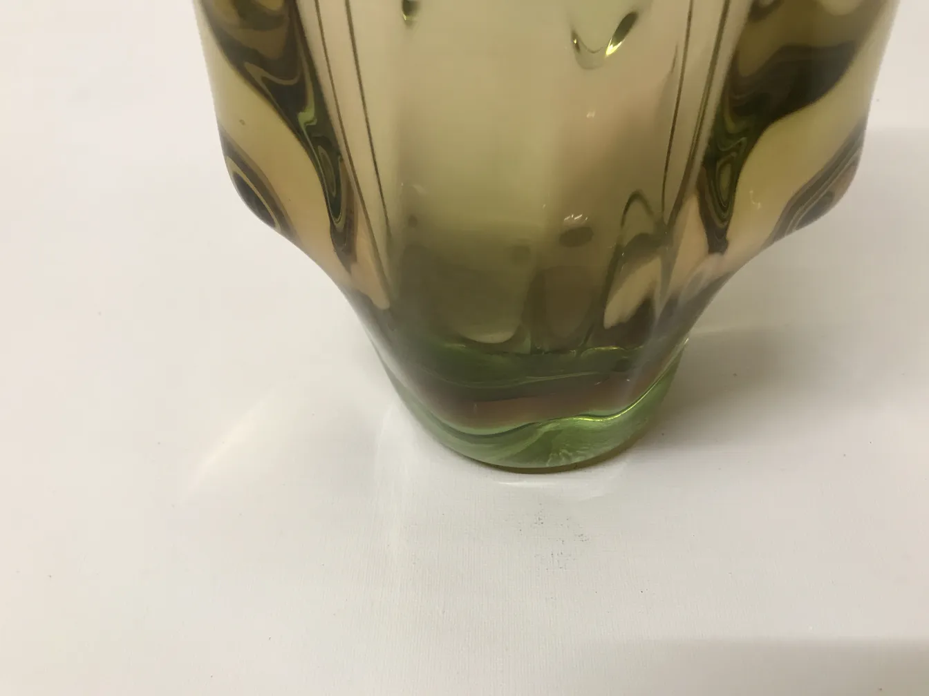 Vaso de Murano antigo com formas fluidas e acabamento colorido, colocado sobre fundo branco.