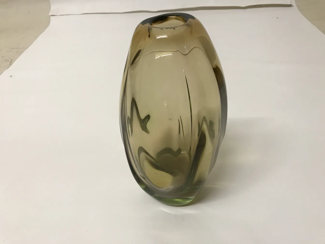 antike Murano-Vase mit sanften Formen und bernsteinfarbener Farbe, vor weißem Hintergrund