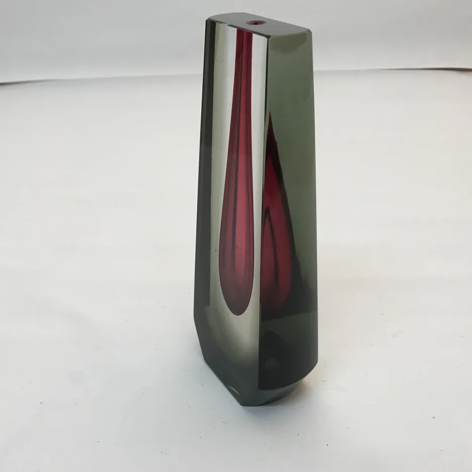 Murano-Glas mit eleganten Formen und roter Farbe