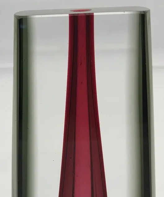 vase murano ancien avec des couleurs rouges et transparentes dans un design stylisé
