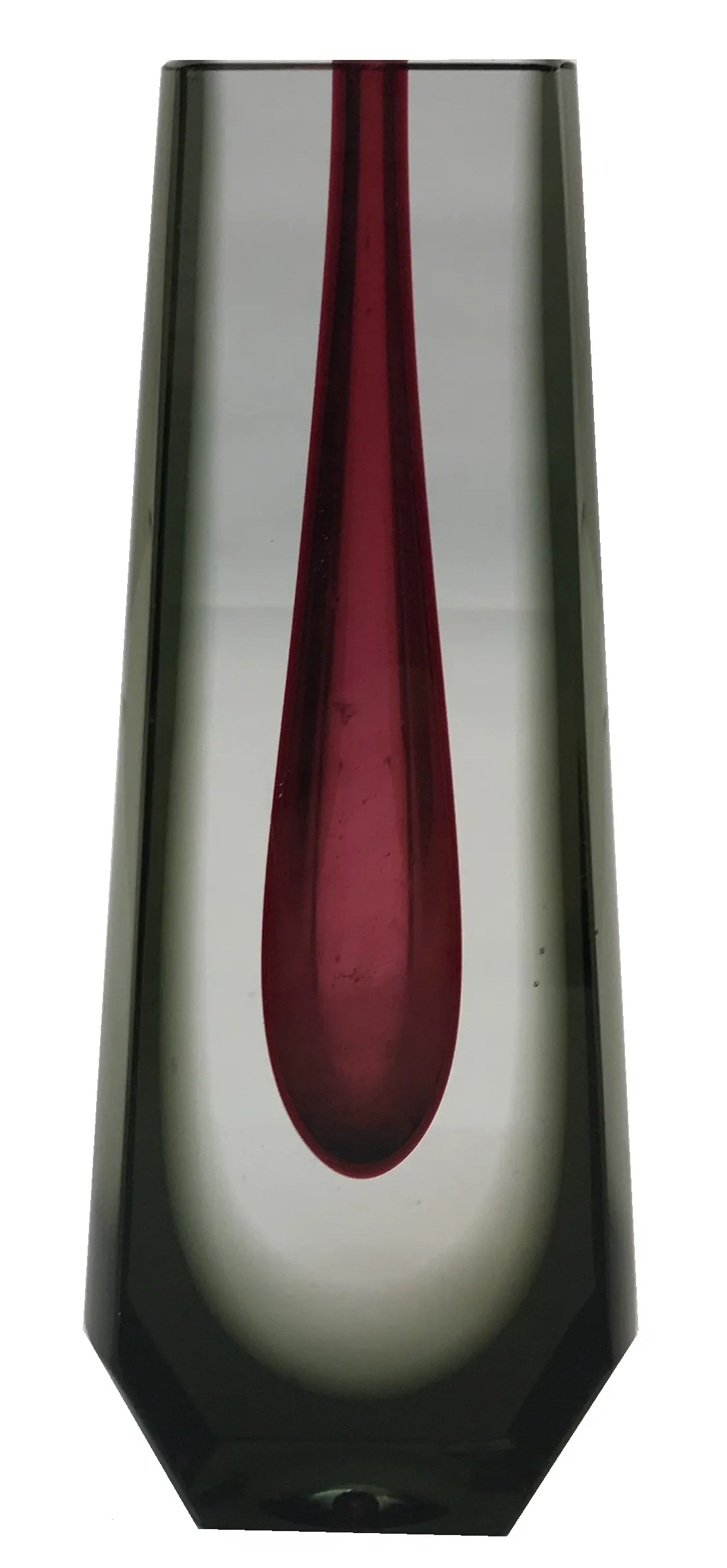 Vaso de Murano antigo com forma elegante e detalhes impressionantes.