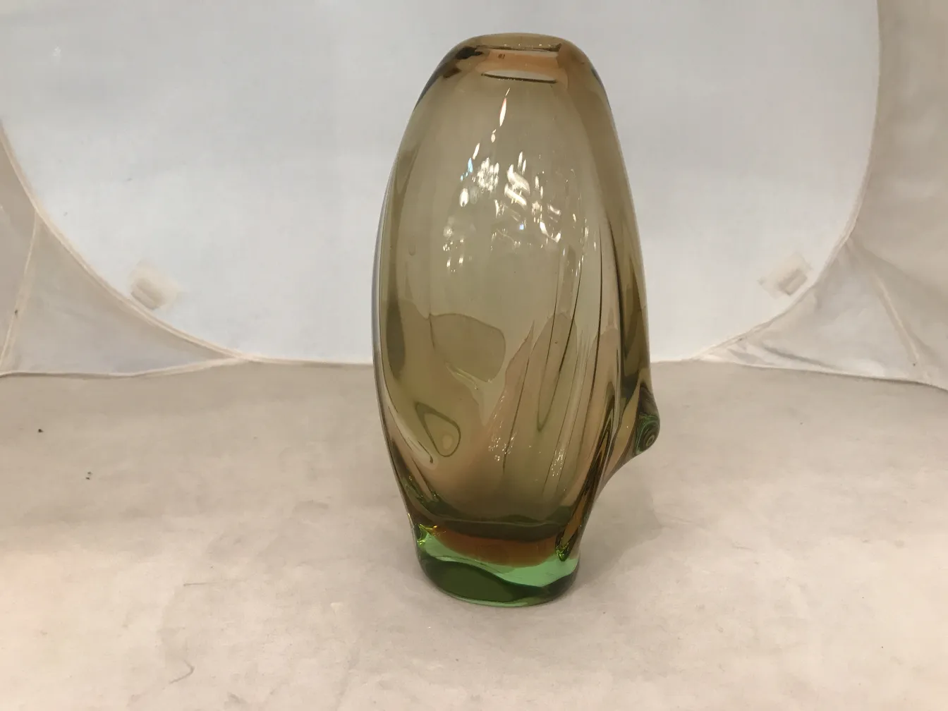 茶色と緑色の古いムラーノ花瓶、優雅な形状