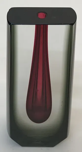 vase di murano antico di colore rosso con forma allungata in ambiente neutro