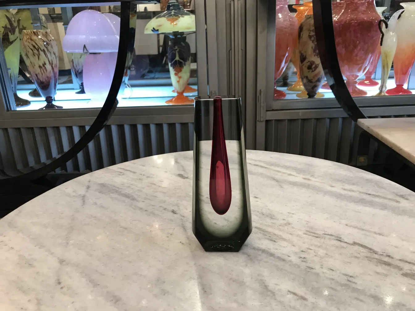 antico vaso di Murano con design elegante e colorato, su un tavolo di marmo