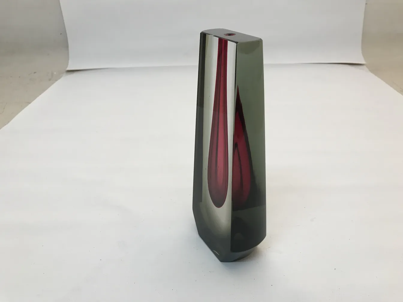 Vaso de Murano antigo com formas elegantes e colorido