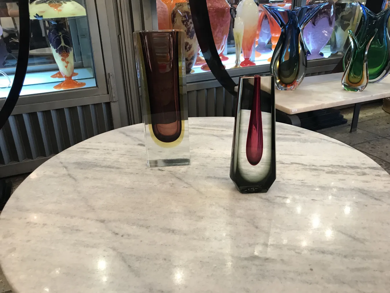 vaso antigo de murano com design colorido na mesa