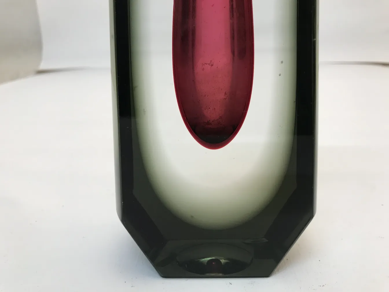 antik murano-glas mit charakteristischer form und lebhaften farben auf weißem hintergrund