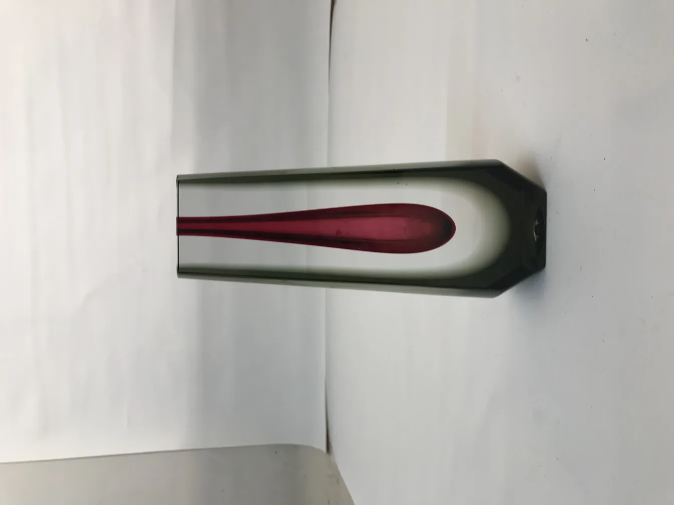 ムラーノの花瓶はスタイリッシュな形と鮮やかな色合い、エレガントなデコレーション