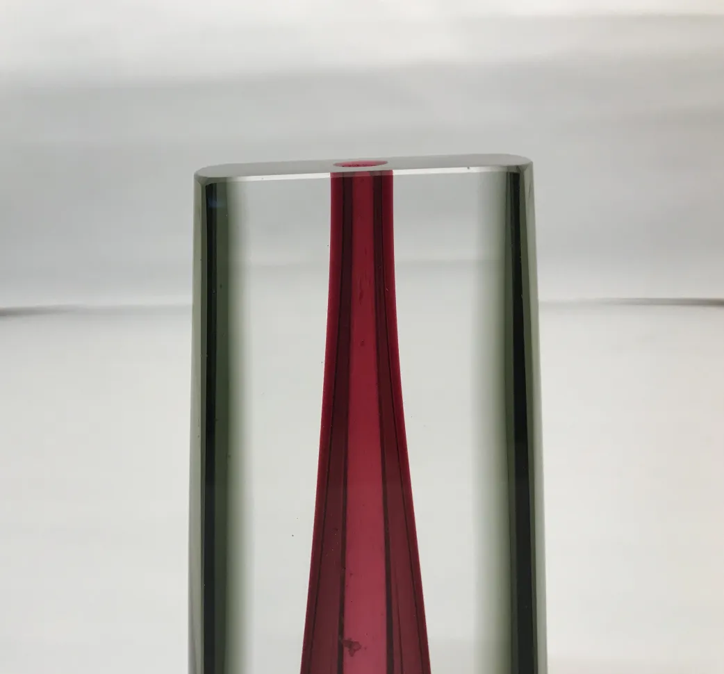 vase murano avec forme élégante et intérieur rouge, contexte décoratif