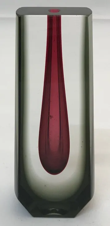 vase ancien Murano avec forme allongée et couleur rouge